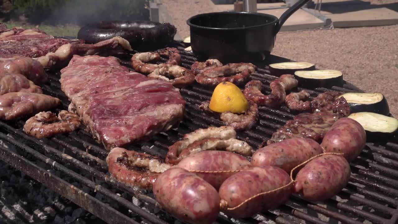 在户外烤架上烤西班牙辣香肠和鲜肉视频素材