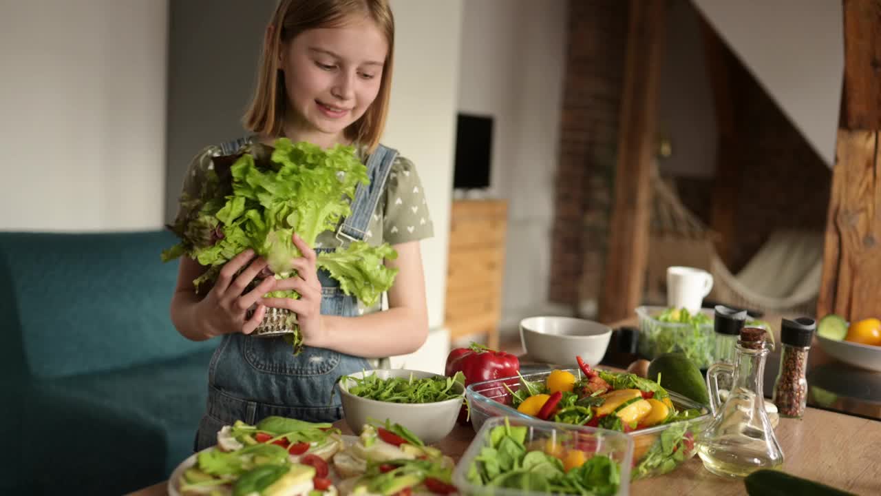 可爱微笑的小女孩正在做新鲜健康的蔬菜食品视频下载