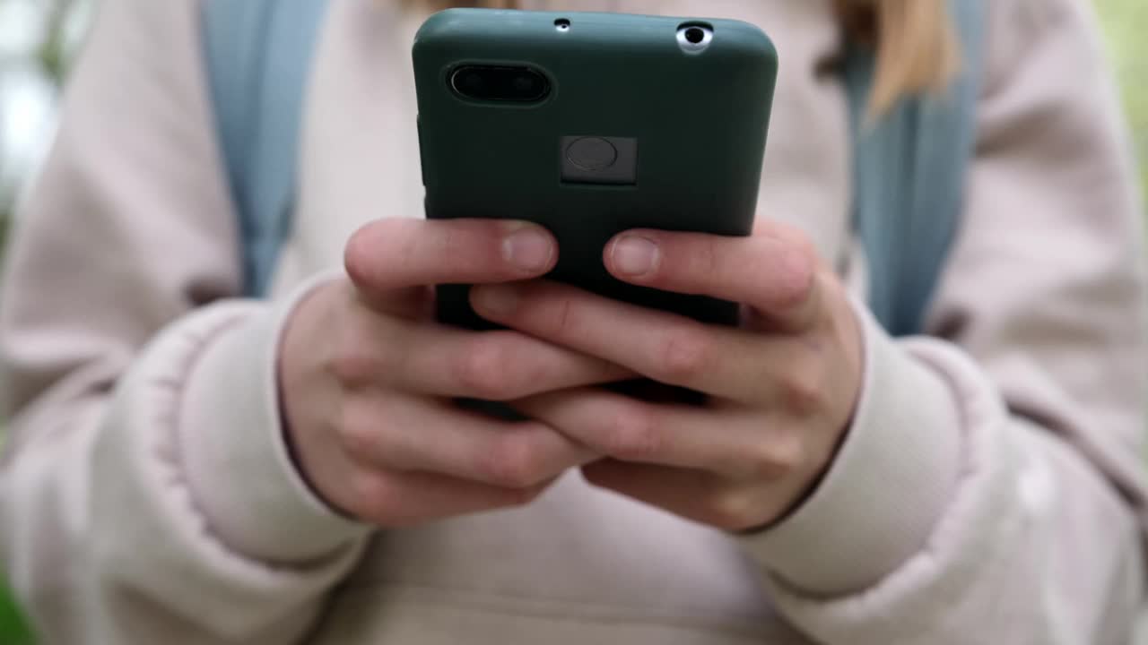女学生用智能手机在社交媒体上与朋友聊天视频素材