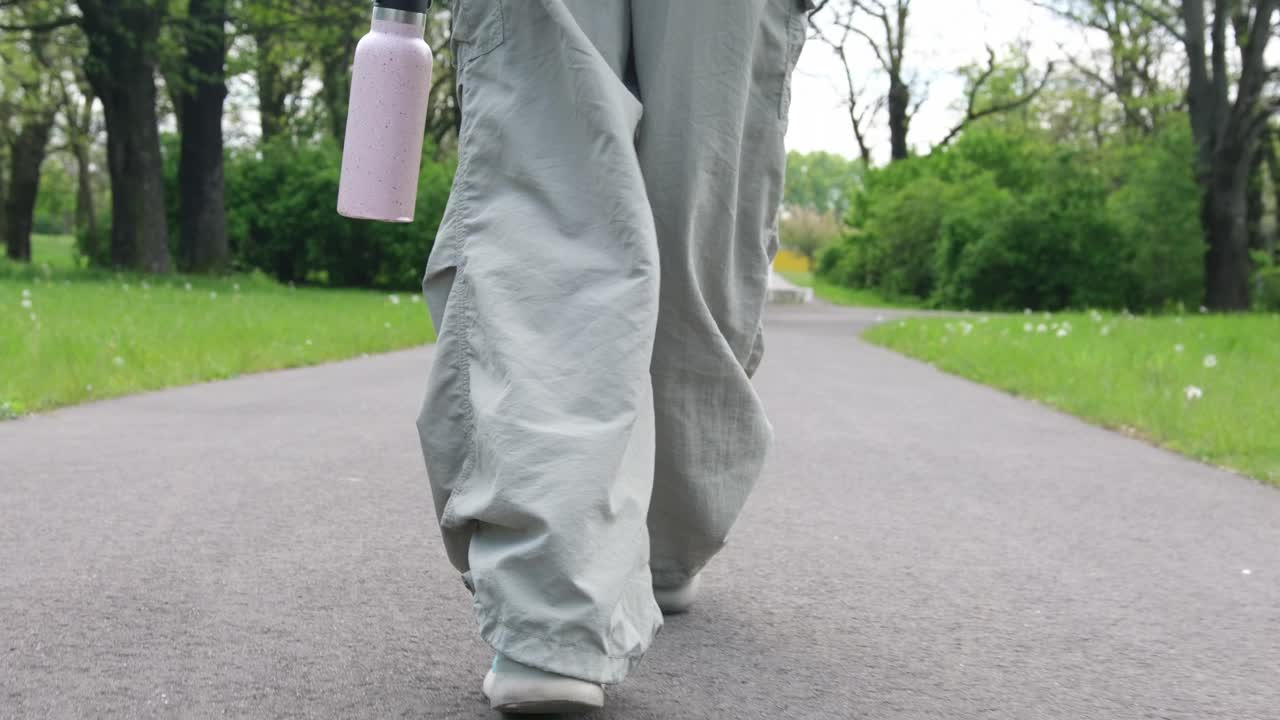 在夏日公园散步的小女生的脚视频素材