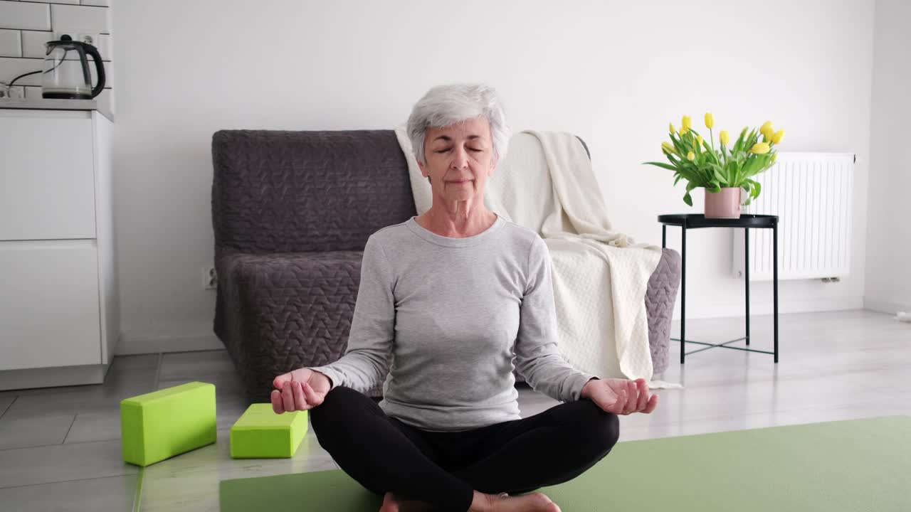 瑜伽莲花坐姿的资深女性视频素材