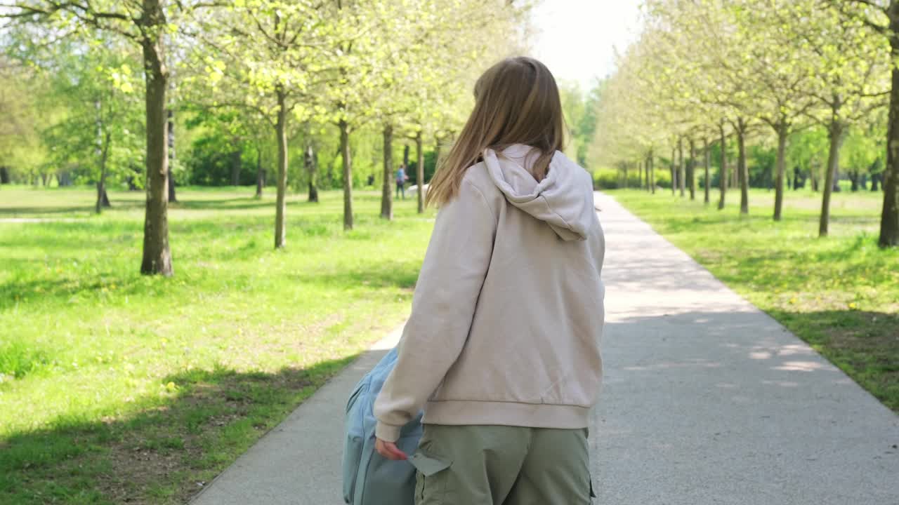 微笑的小女孩背着她的背包去学校视频素材