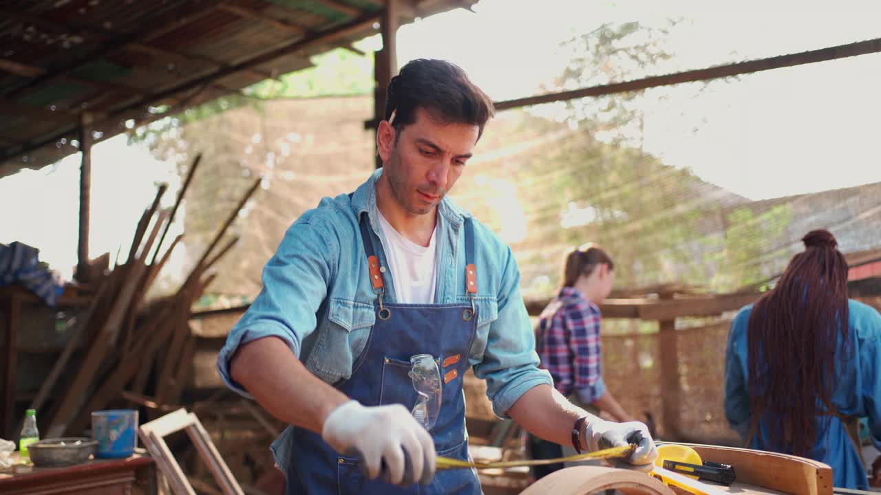 职业男木匠正在木材厂工作。视频素材