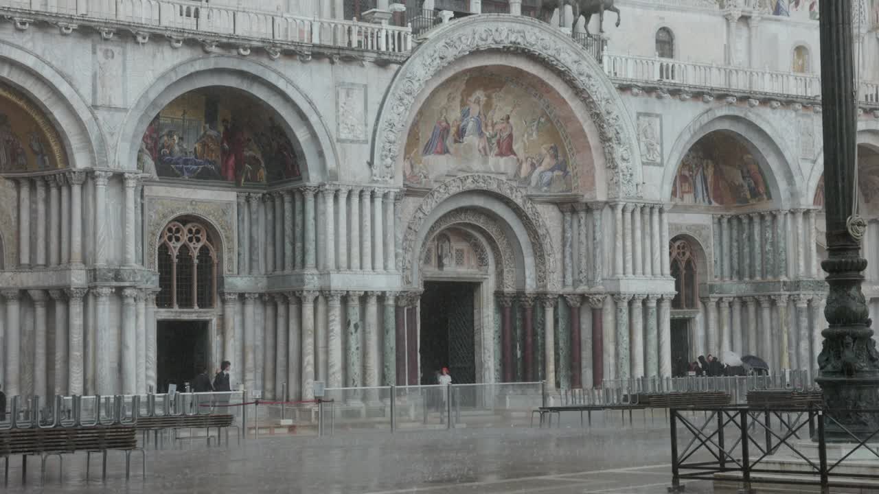 意大利威尼斯圣马可广场的圣马可大教堂外正在下雨。广角镜头视频素材