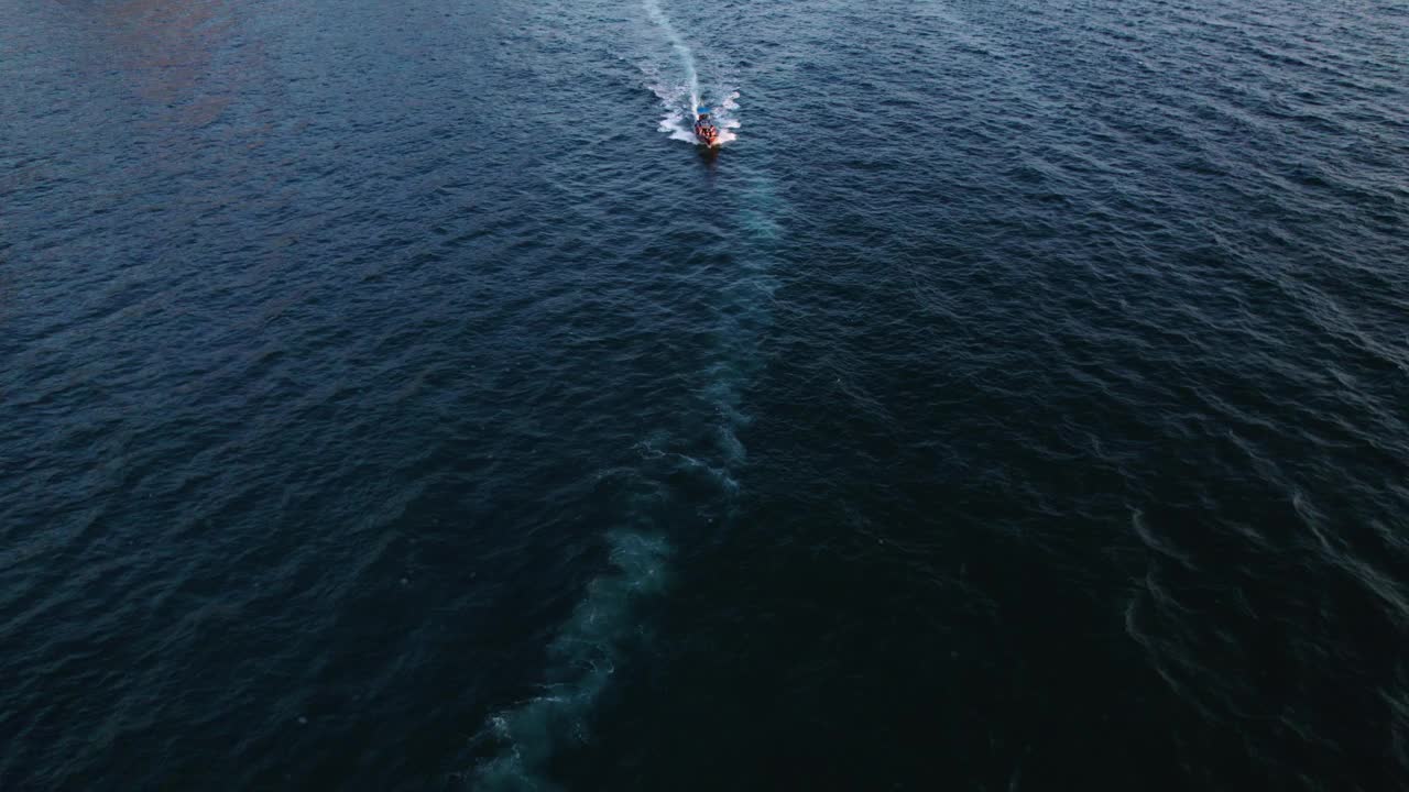 长尾船在海上航行视频下载