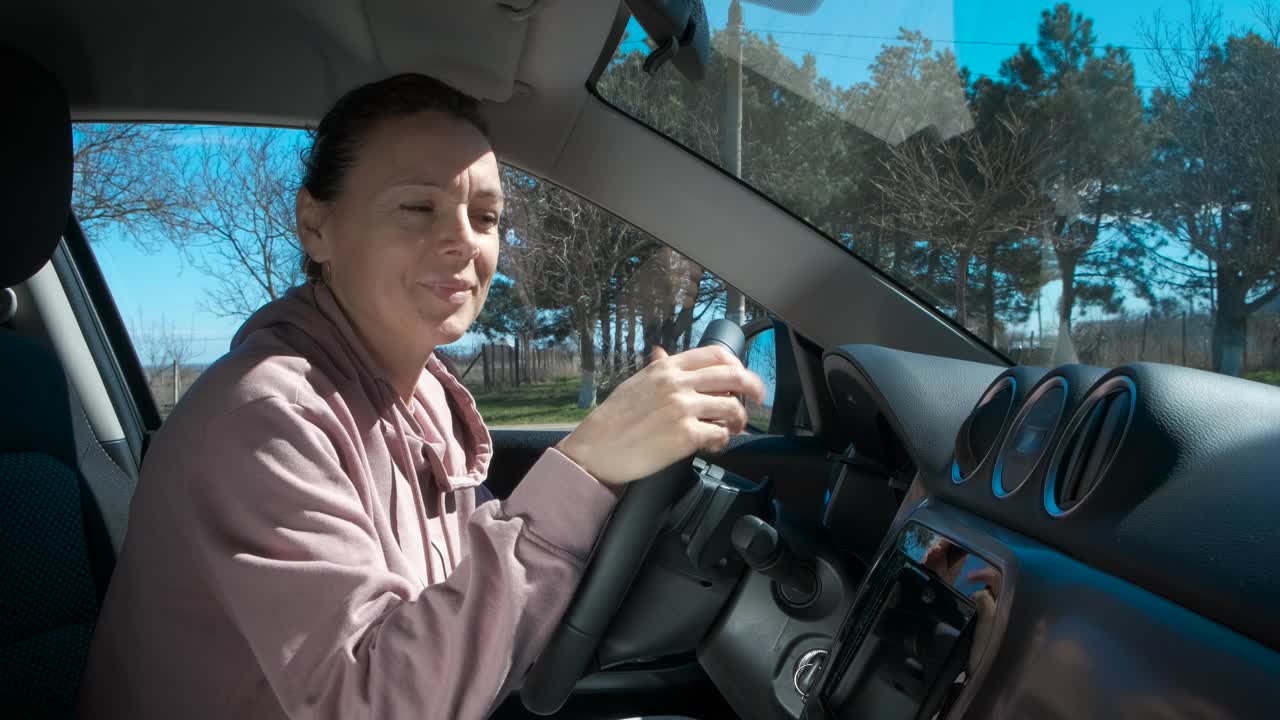 微笑的女性喜欢新车。视频下载