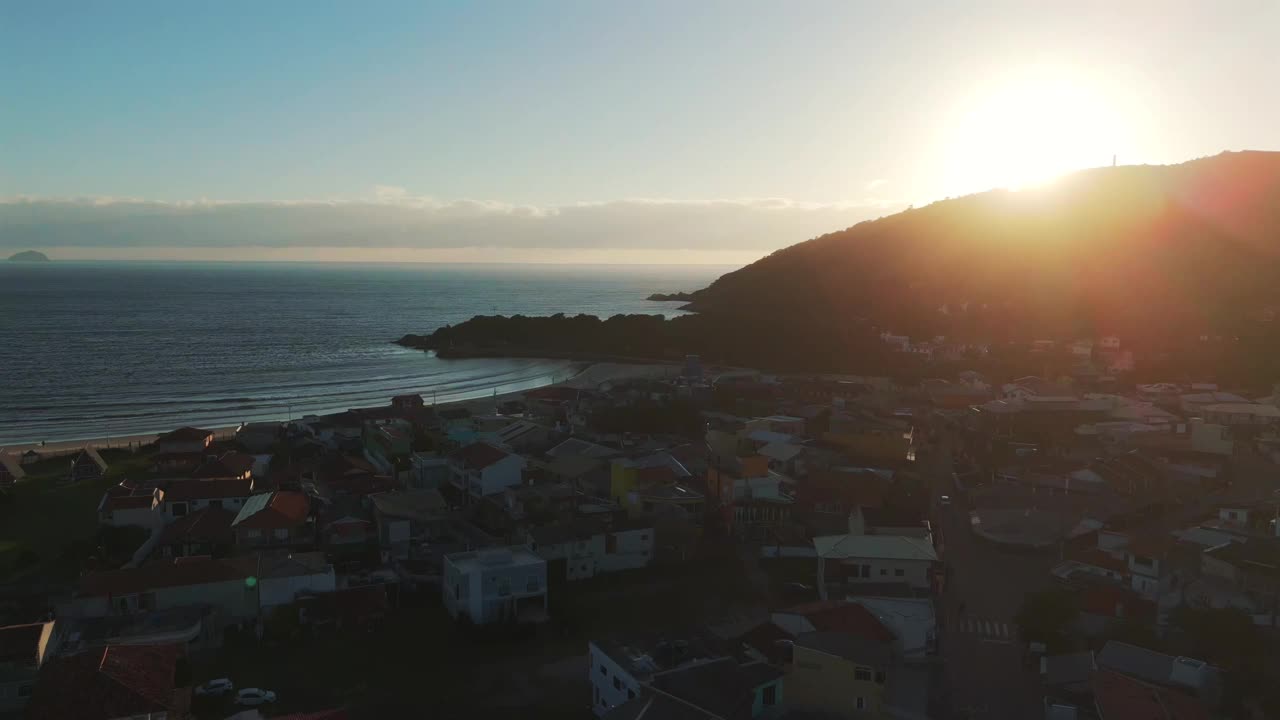 巴西圣卡塔琳娜州巴拉达拉戈阿小镇海滩上美丽的日落，Florianópolis。4k鸟瞰图。视频素材