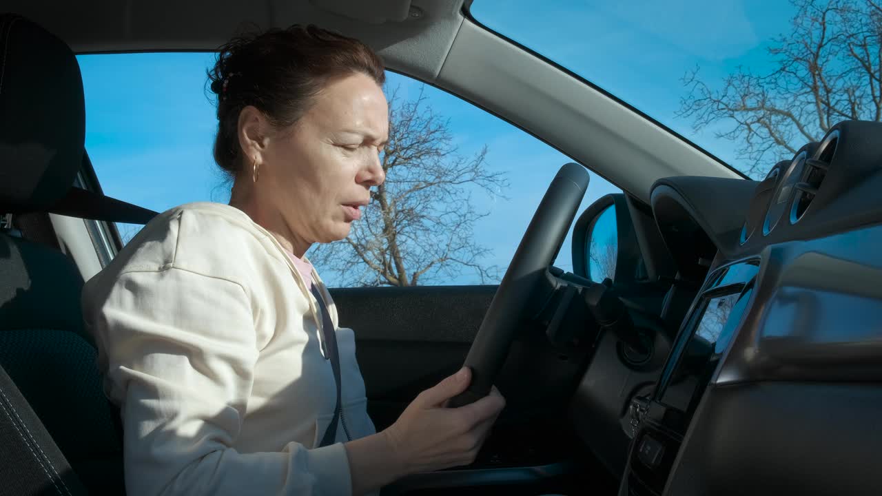 女性在汽车里打哈欠。视频下载