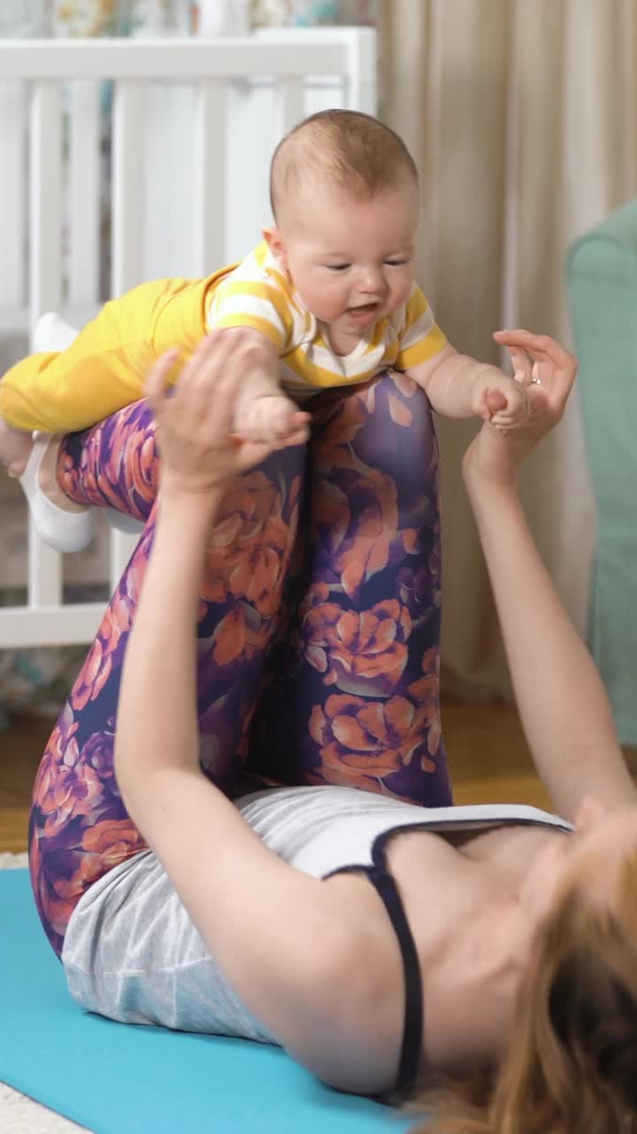 妈妈和她的孩子一起健身视频下载