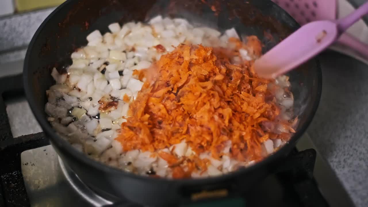 洋葱和胡萝卜，油炸，烹饪视频素材