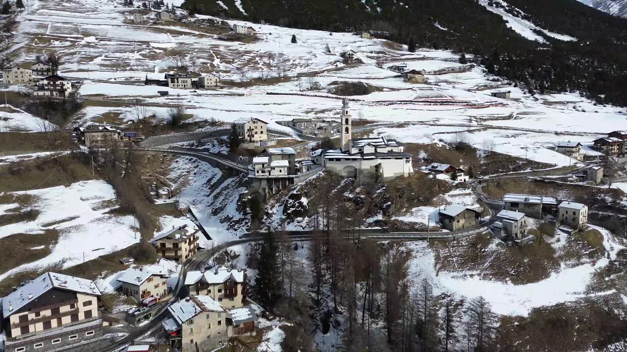 意大利阿尔卑斯山村庄冬季鸟瞰图视频下载