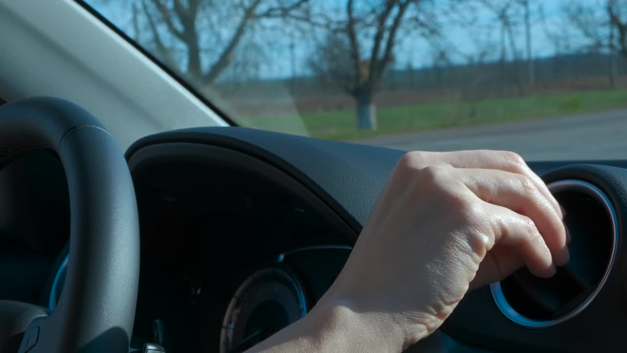 驾驶员控制车内的冷却方向。视频下载