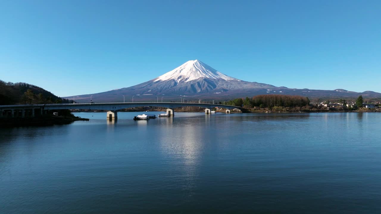 川口湖大桥，背景是富士山。无人机航拍视频素材