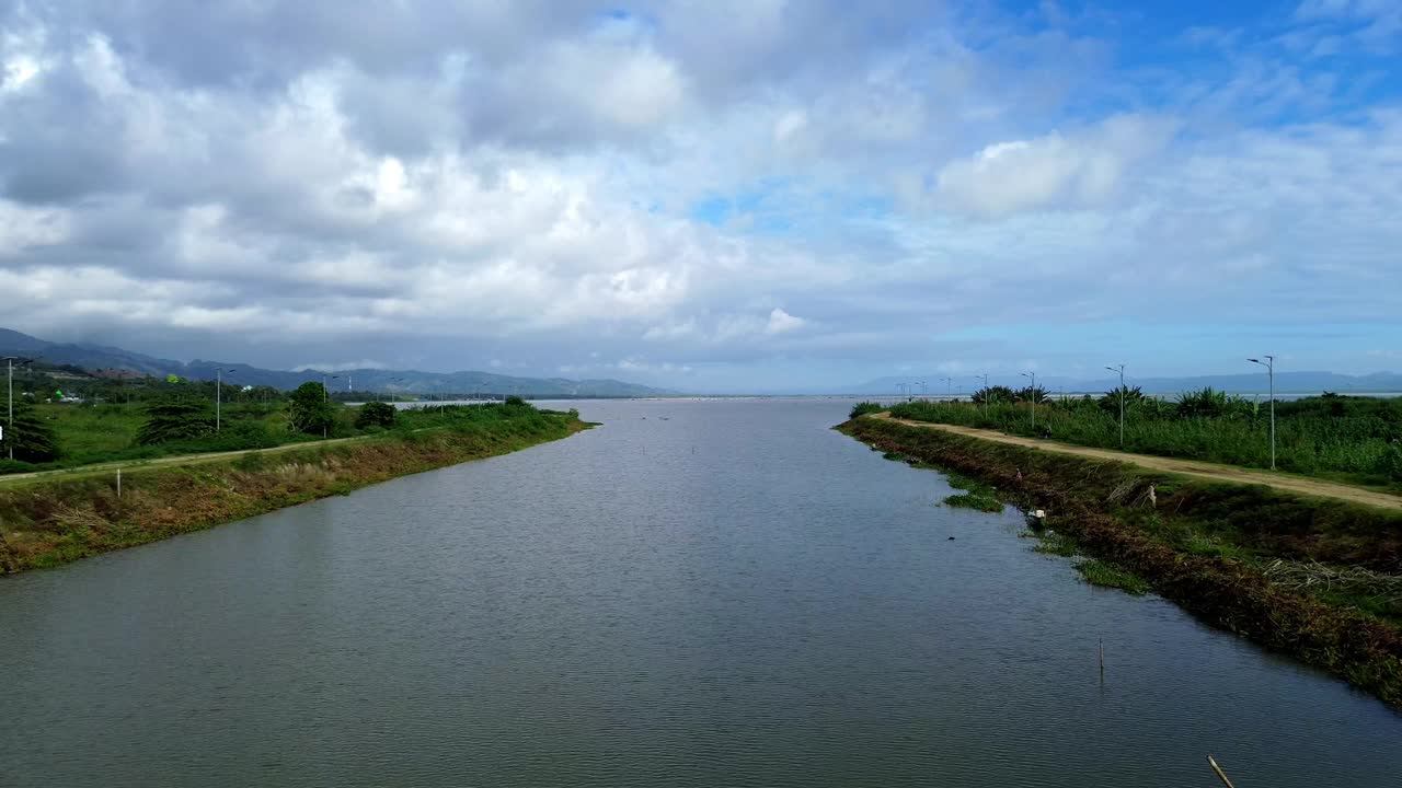 鸟瞰湖。早晨在平静的水面和湖面上低空飞行视频下载