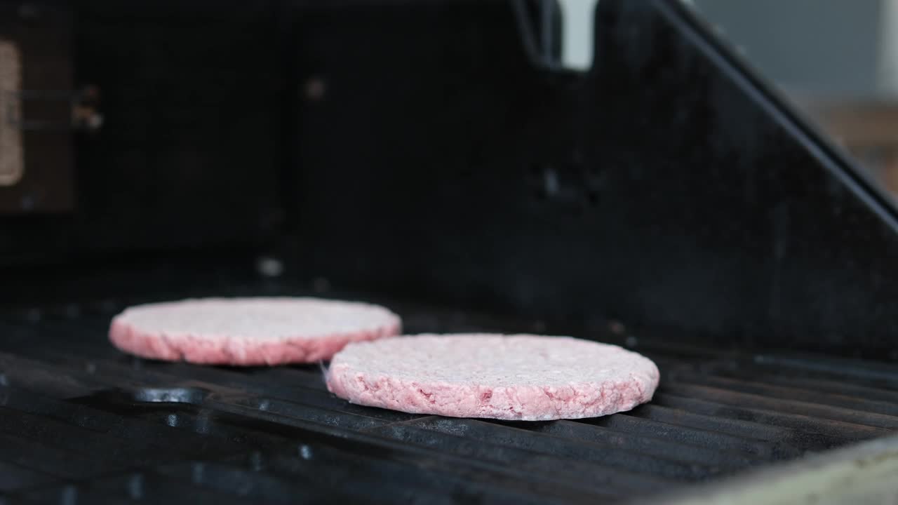 烤肉排准备牛肉排。肉排在烤盘里煎，特写视频素材