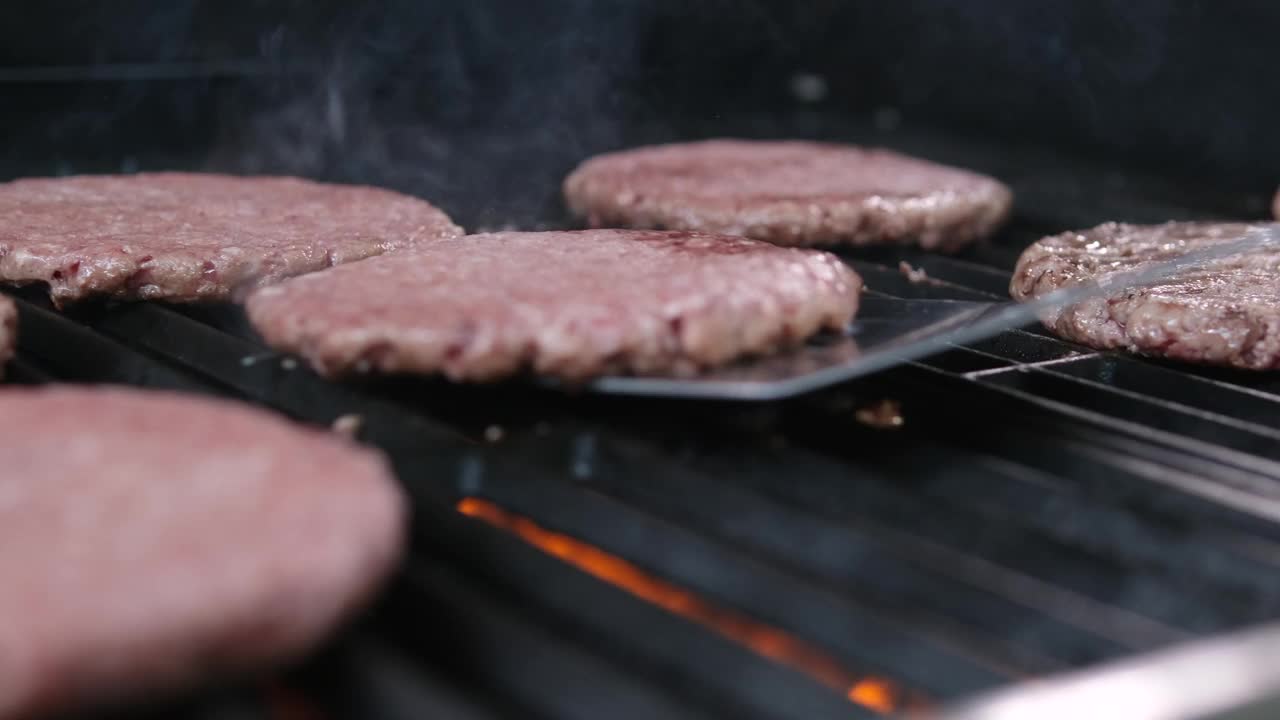 烤肉排准备牛肉排。肉排在烤盘里煎，特写视频素材