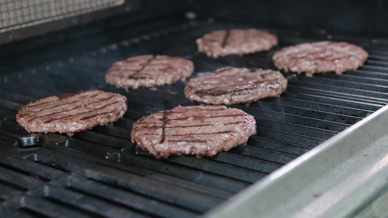 烤肉排准备牛肉排。肉排在烤盘里煎，特写视频素材