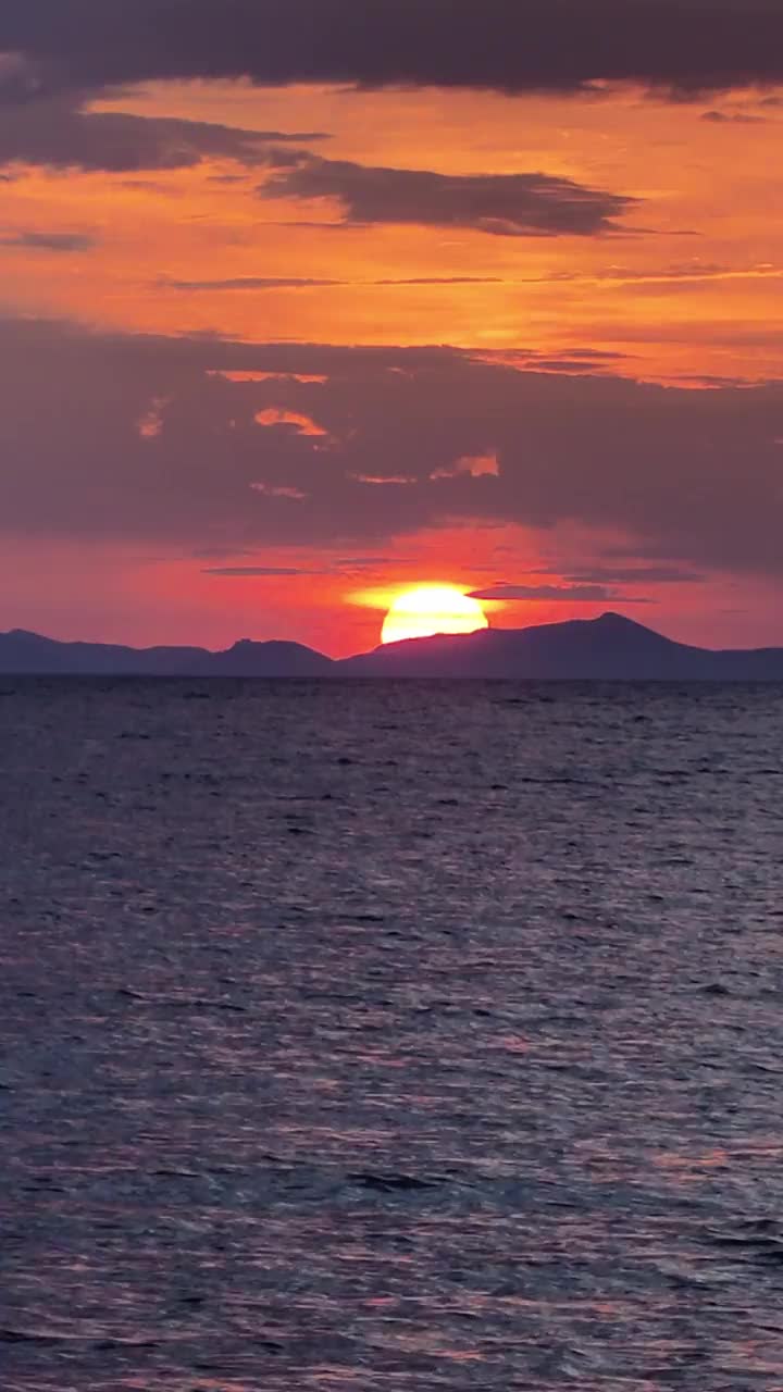 海滨小镇Turgutreis和壮观的日落。博德鲁姆,土耳其。社交媒体的垂直视频。视频下载