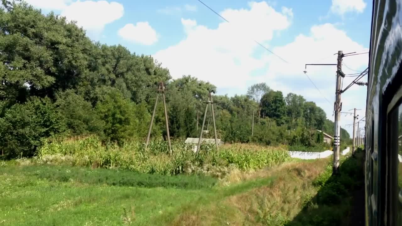 一列火车沿着田野旁边的轨道行驶视频素材