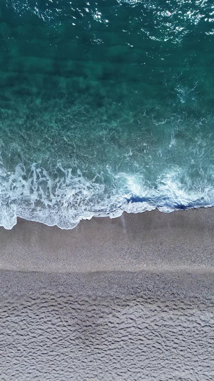 海滩海岸从上面打破波浪视频下载