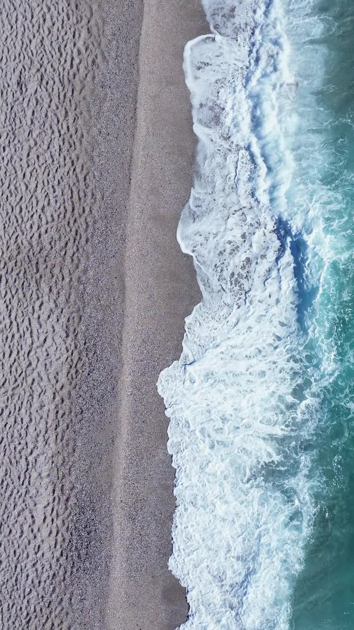 海浪拍击着海滩，海岸俯瞰视频素材