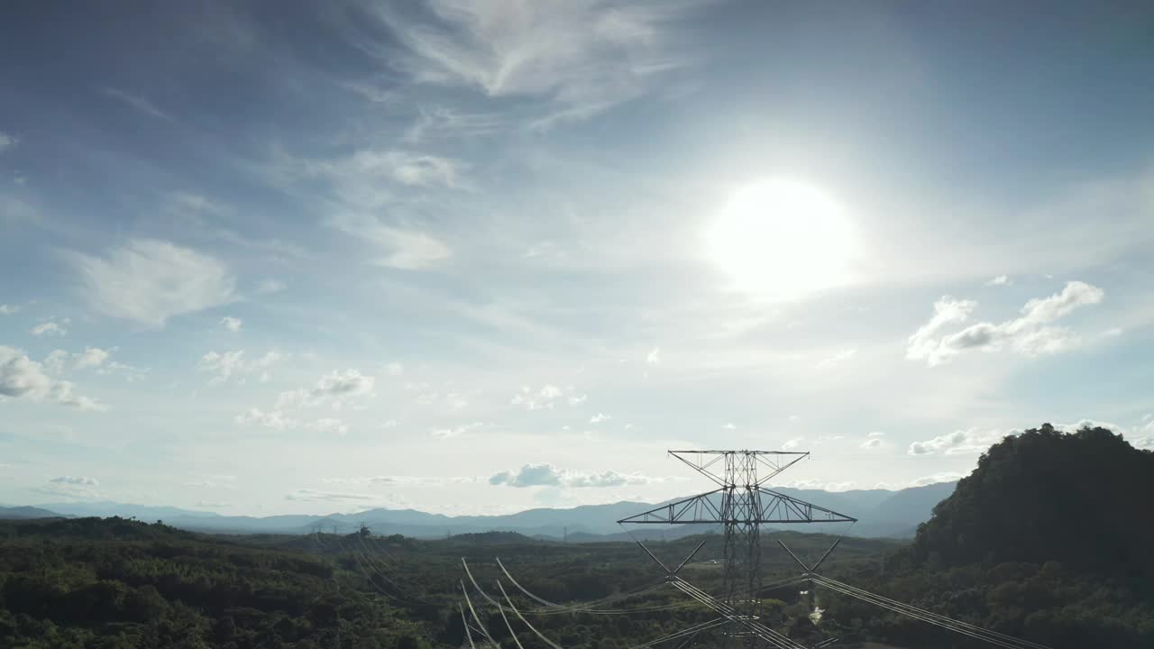 传输塔或电力塔鸟瞰图与天空背景。视频下载