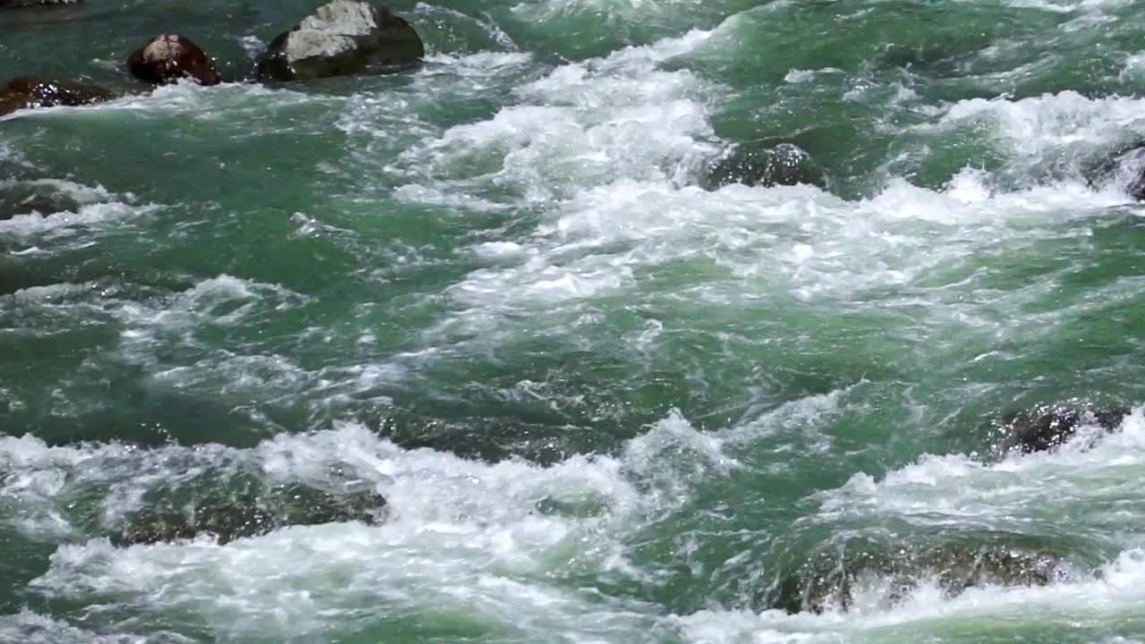 高山河流激流的慢动作镜头视频下载