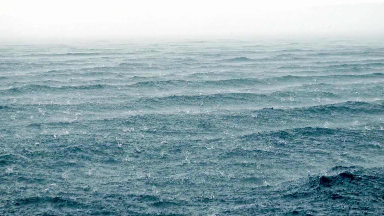 狂风肆虐的湖面上的暴雨视频下载