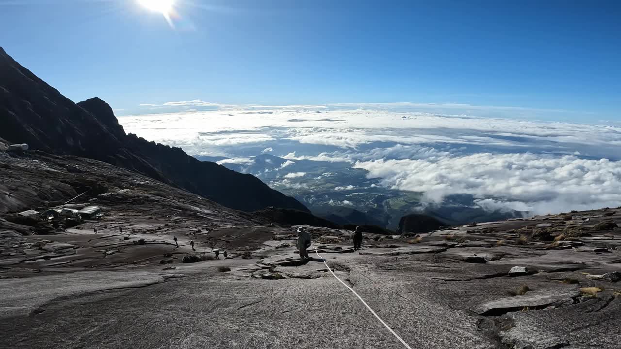 游客从马来西亚基纳巴卢山下山时的镜头。视频素材