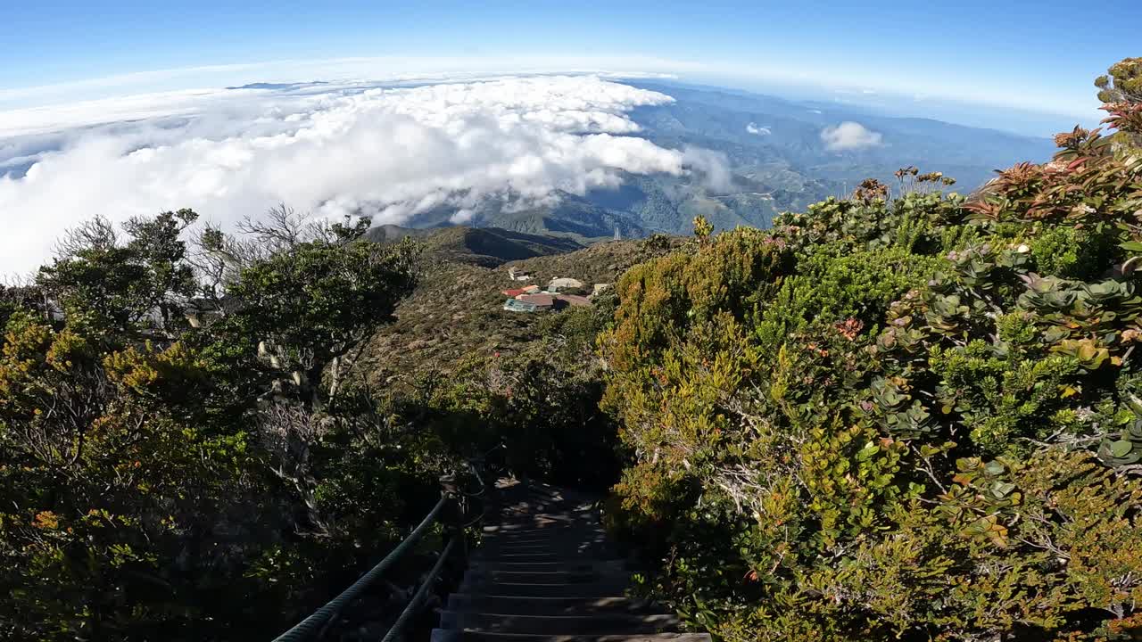 游客从马来西亚基纳巴卢山下山时的镜头。视频素材