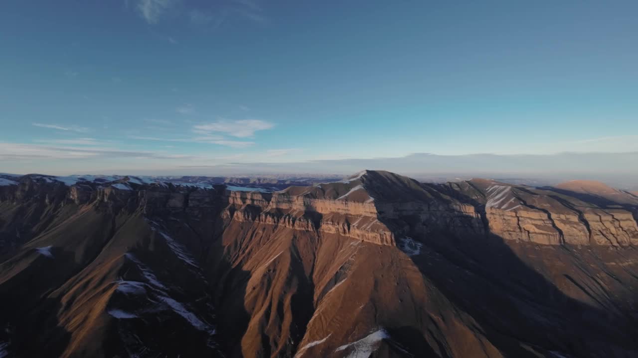 航空摄影山脉，未开垦的自然，全长全景视频从无人机视频素材