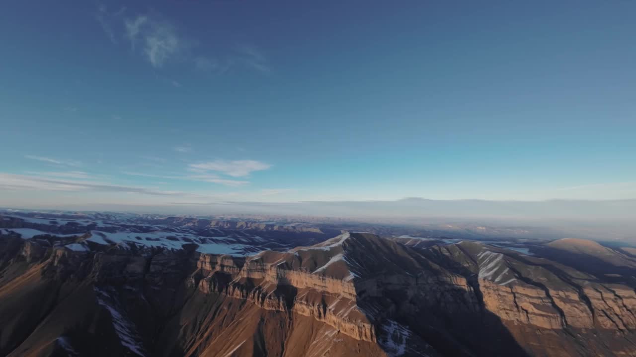 航空摄影山脉，未开垦的自然，全长全景视频从无人机视频素材