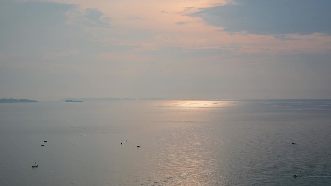 晚上的海洋和海景与蓝天，夏天的自然背景视频素材