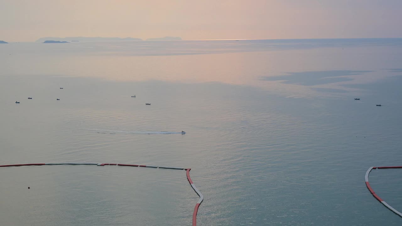 晚上的海洋和海景与蓝天，夏天的自然背景视频下载