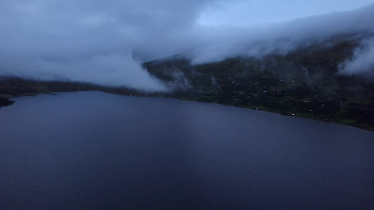 多云的夜晚，挪威湖泊和山脉的空中滑行镜头视频素材