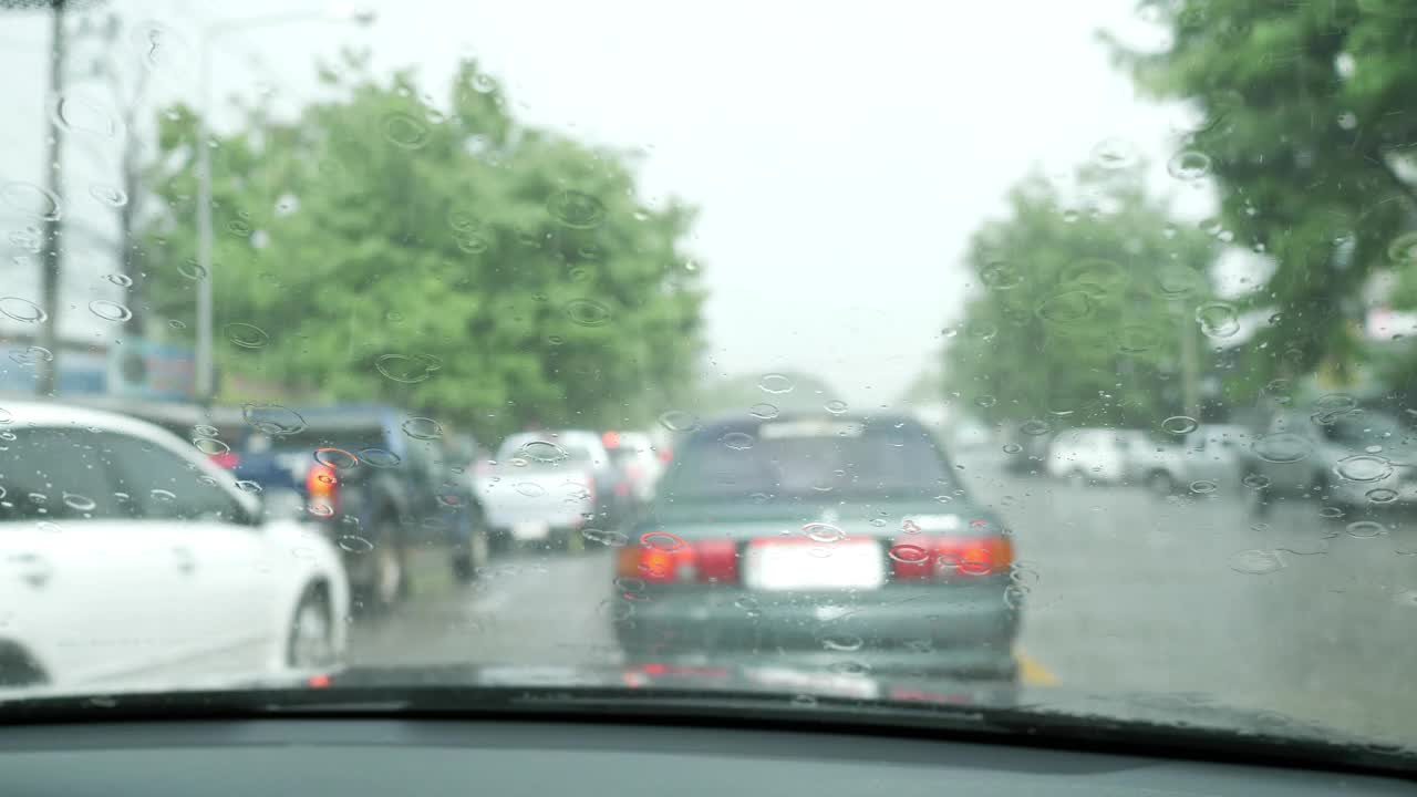 在交通堵塞的路上开车时下雨视频下载