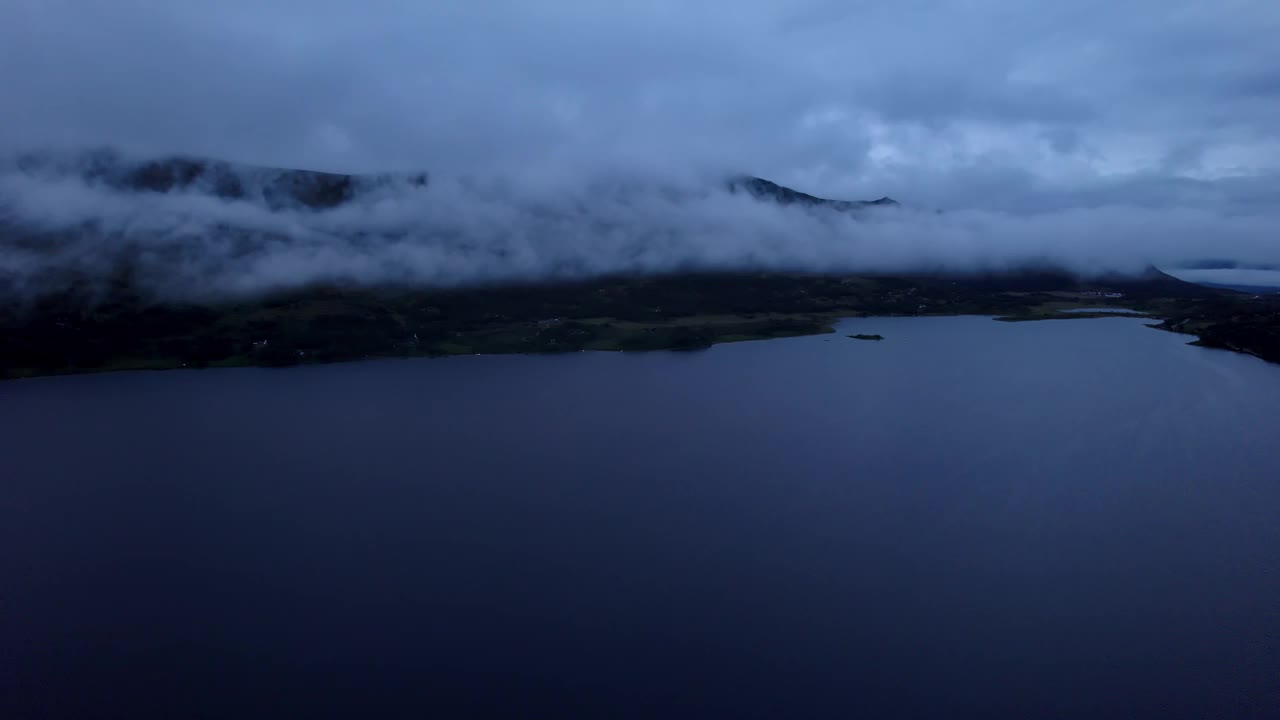 鸟瞰挪威山的湖笼罩在黄昏的云在日落视频素材