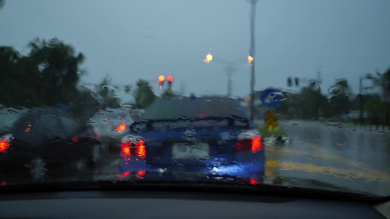 在交通堵塞的路上开车时下雨视频下载