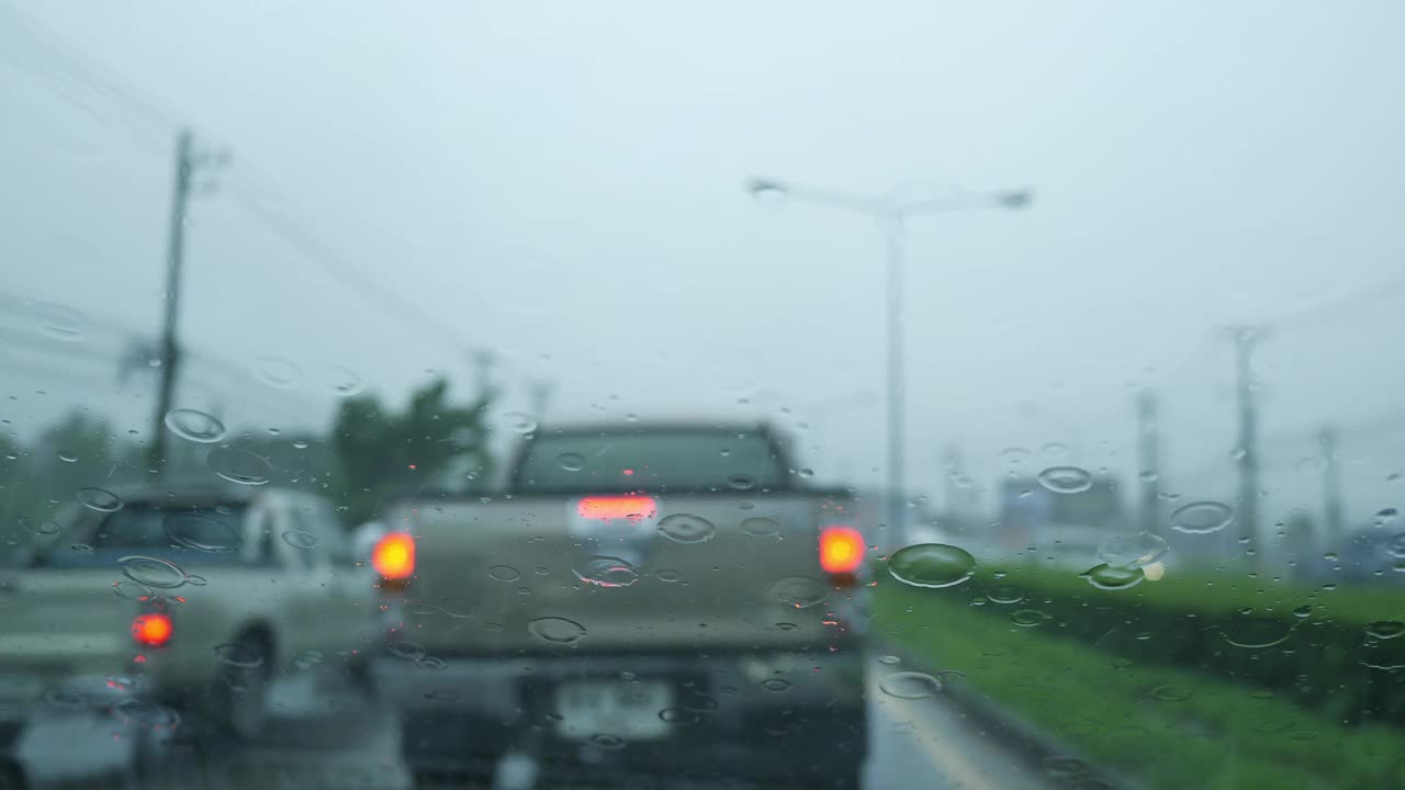 在交通堵塞的路上开车时下雨视频下载