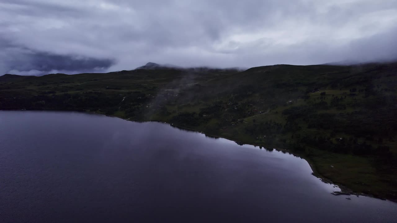 鸟瞰挪威湖边的山腰和房屋视频素材