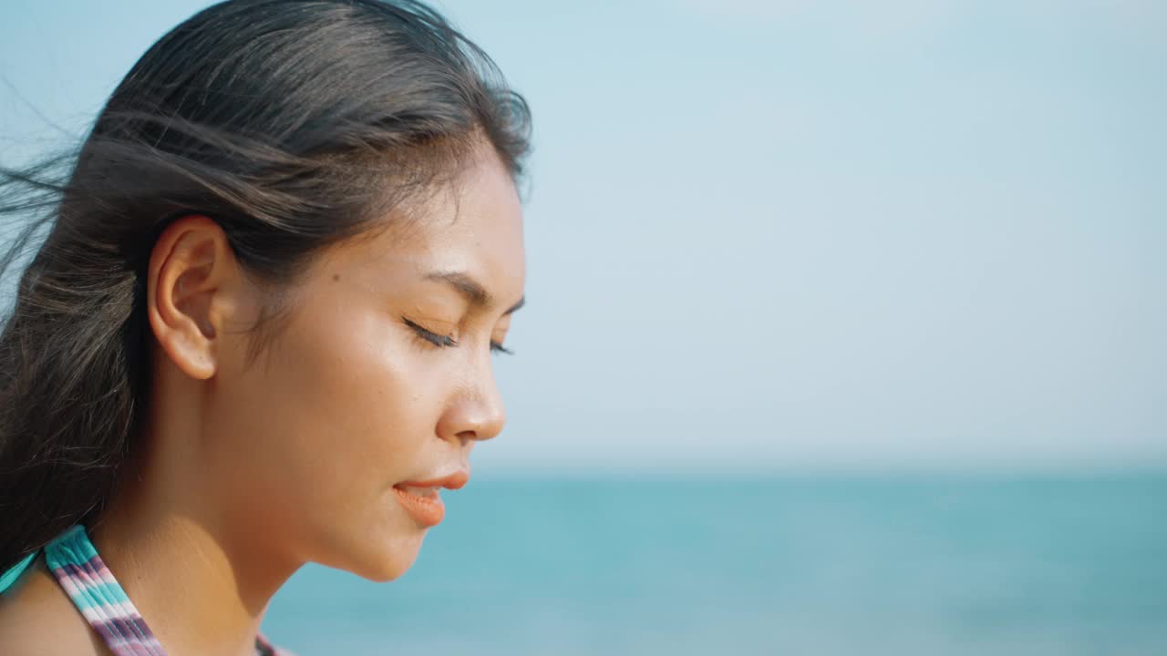 年轻的亚洲妇女在度假期间呼吸着新鲜的海洋空气。暑假，旅游，自由的概念视频下载