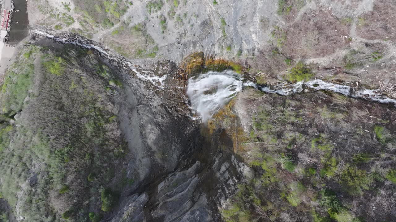 鸟瞰新娘面纱瀑布在美国福克峡谷，犹他州在春天。视频素材