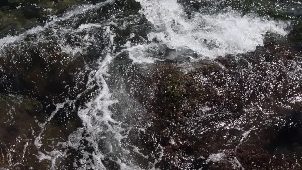 海浪冲击着岩石海岸视频素材