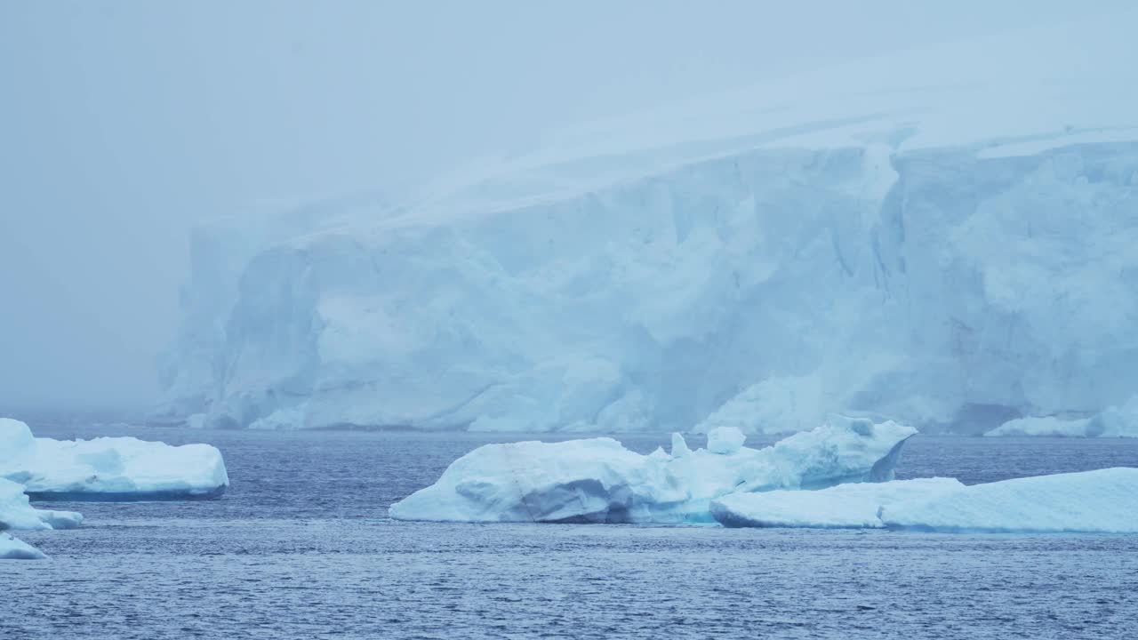 南极蓝冰冰川与冰山冬季风光景观，南大洋海水冷景与南极半岛冰雪天气，全球变暖与气候变化视频素材