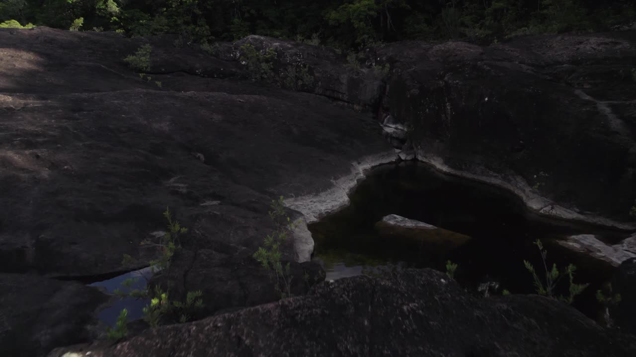 鸟瞰郁郁葱葱的绿色植物和岩石悬崖，澳大利亚。视频素材