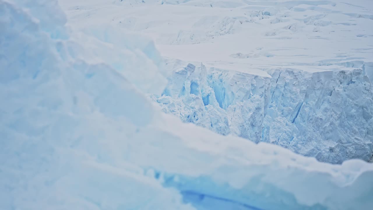 冰川融化与全球变暖的南极景观风景，寒冷的蓝色冬季中美丽的南极半岛的气候变化，显示裂缝的场景和冰融化的特写细节视频素材