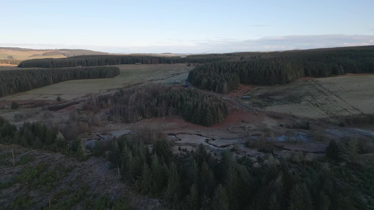 卡特·伯恩拍摄的宁静的森林和草地鸟瞰图，苏格兰耶德堡。视频素材