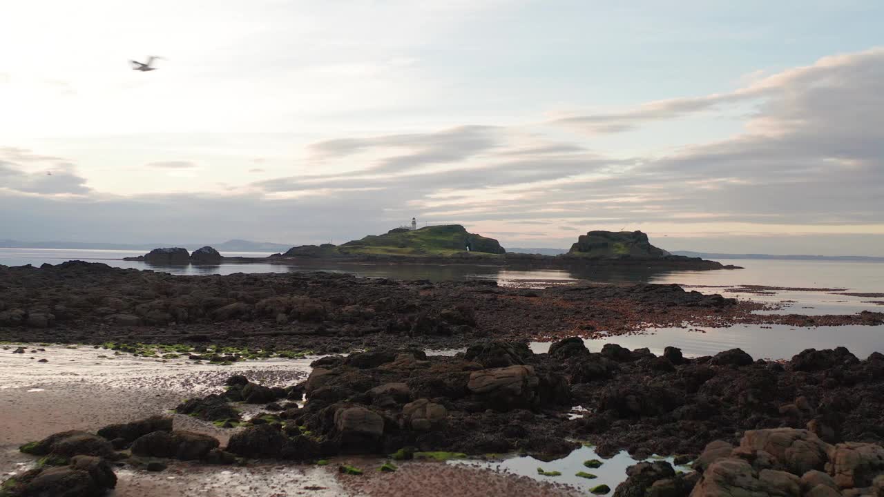 鸟瞰菲德拉岛，宁静的大海和岩石海岸线，苏格兰。视频素材