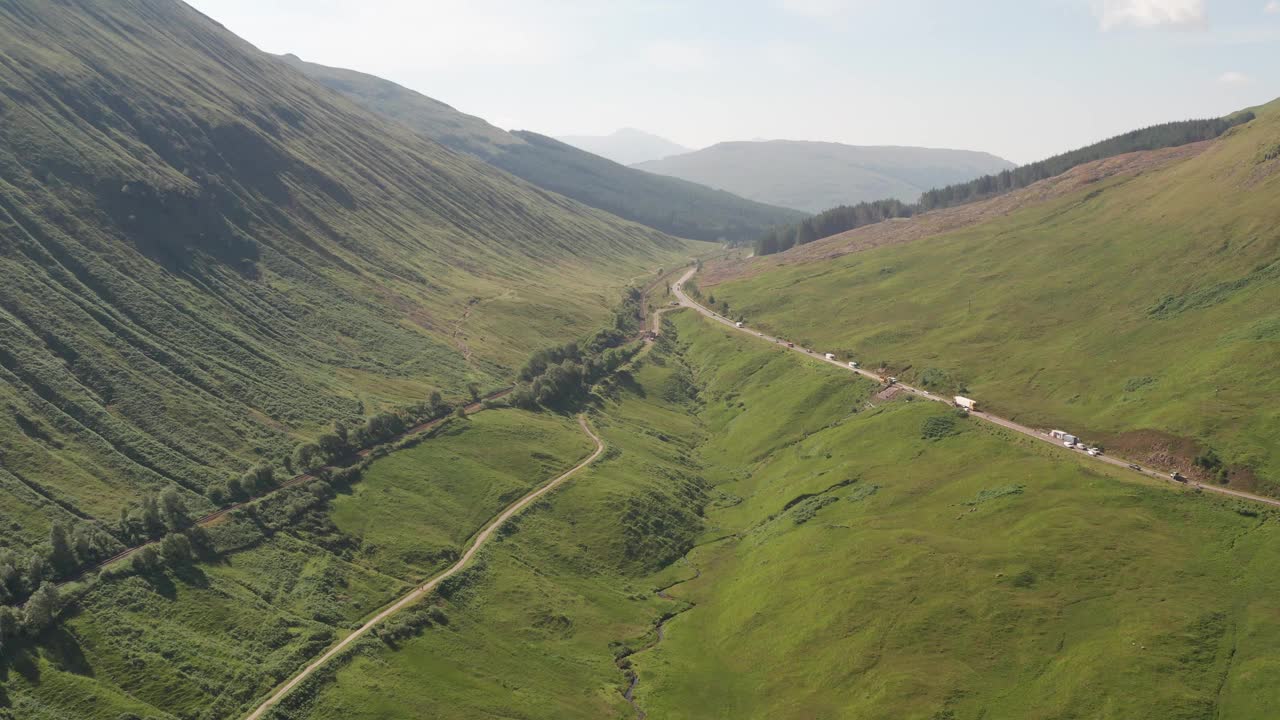 鸟瞰郁郁葱葱的山谷和蜿蜒的道路，英国。视频素材