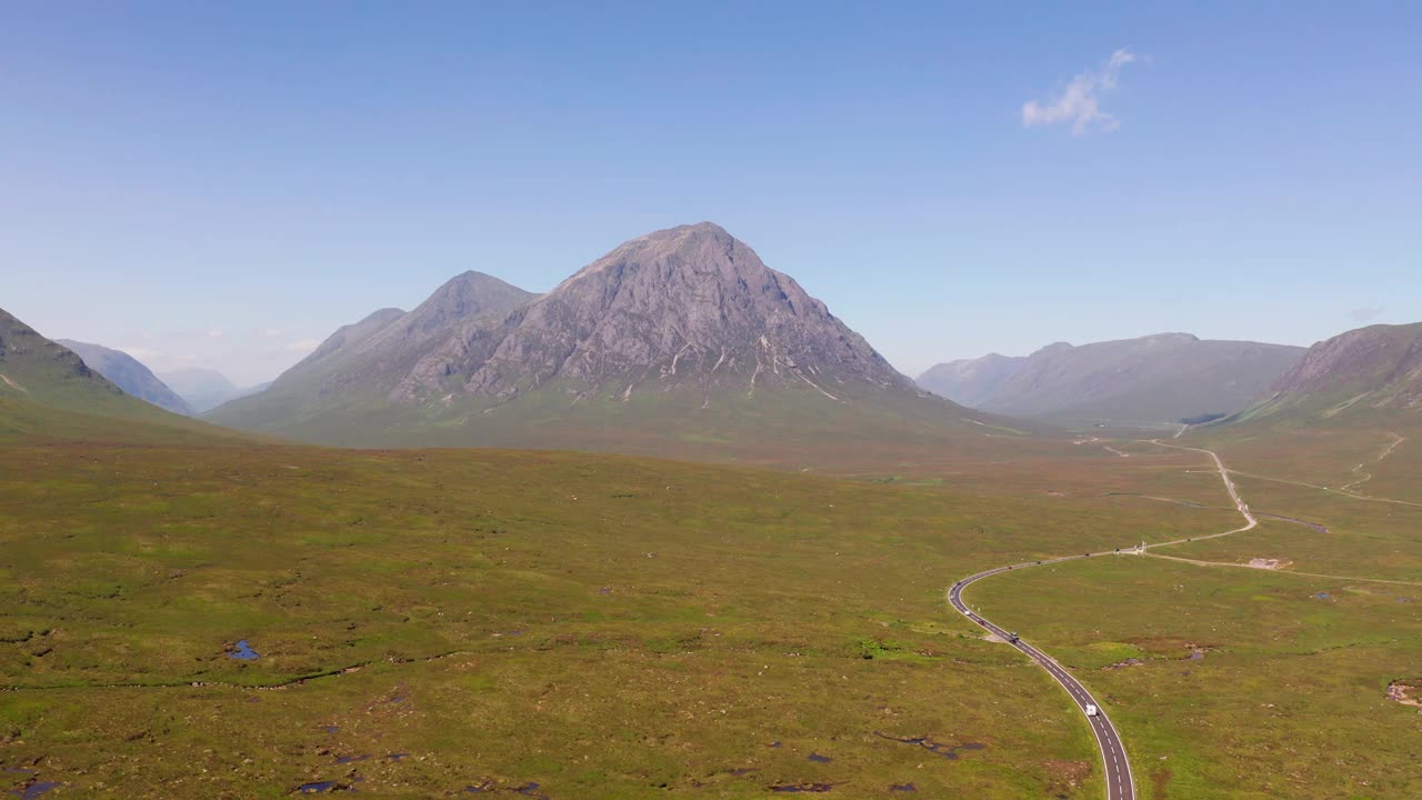 鸟瞰图:英国布阿查利高地蜿蜒的道路和遥远的山谷。视频素材